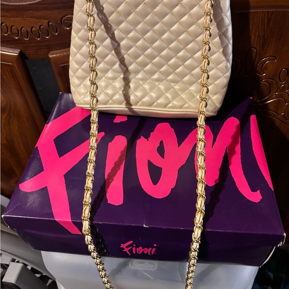 Women’s Amanda Smith Elegant Quilted Chain Shoulder Bag - Cream - Picture 4 of 4